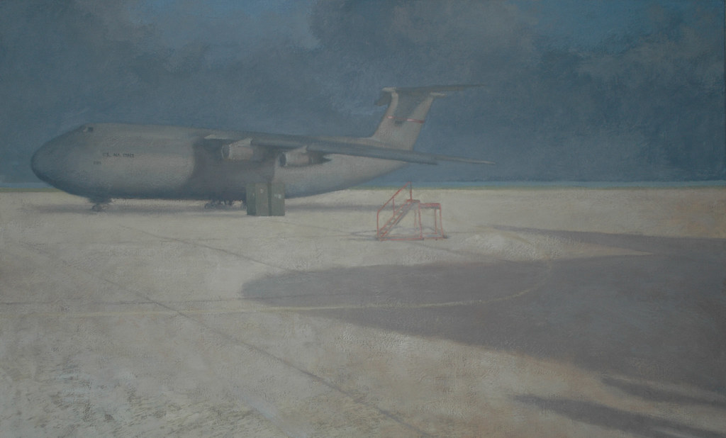 Avion de transport sur un tarmac sous un ciel sombre