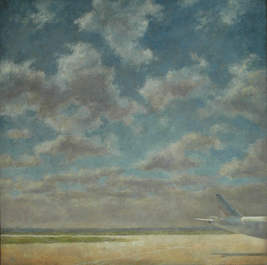 Ciel nuageux et fragment d'un avion sur un aérodrome