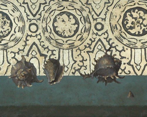 Coquillages devant un motif ornemental doré