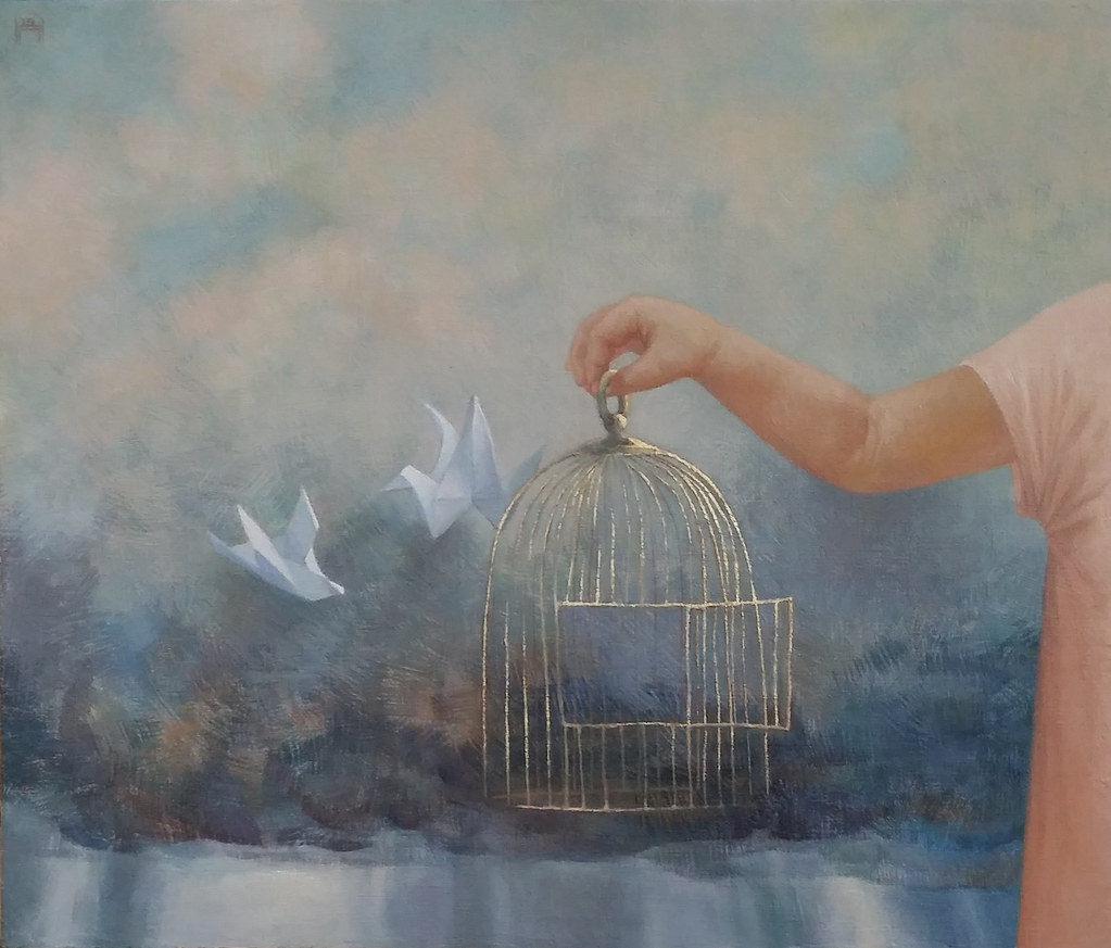 Cage dorée ouverte, oiseaux blancs et bras d'une figure