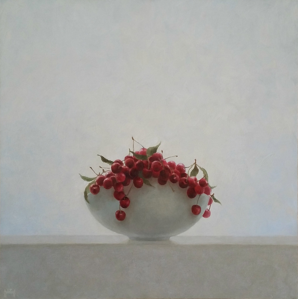 Nature morte aux cerises rouges dans une coupe blanche, fond clair