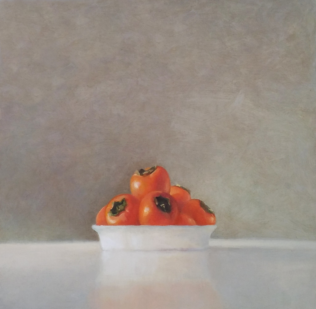 Nature morte aux kakis orange dans une coupe blanche