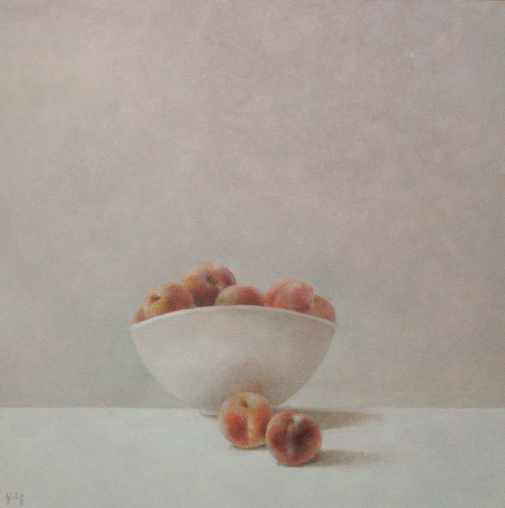 Nature morte aux pêches dans une coupe blanche