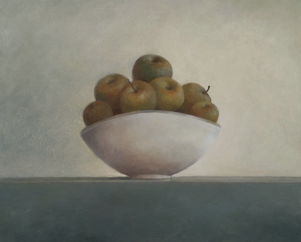Pommes vertes et brunes dans une coupe blanche